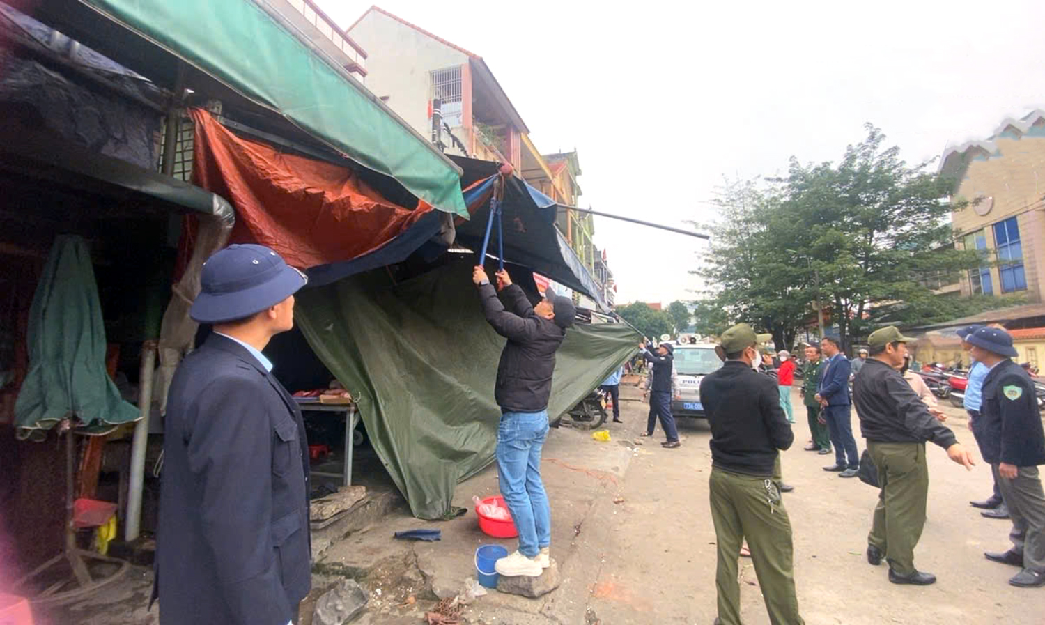 Ngăn chặn triệt để hành vi lấn chiếm vỉa hè: Cần có giải pháp căn cơ