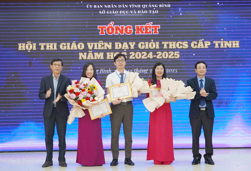 Khen thưởng 41 giáo viên trung học cơ sở dạy giỏi cấp tỉnh