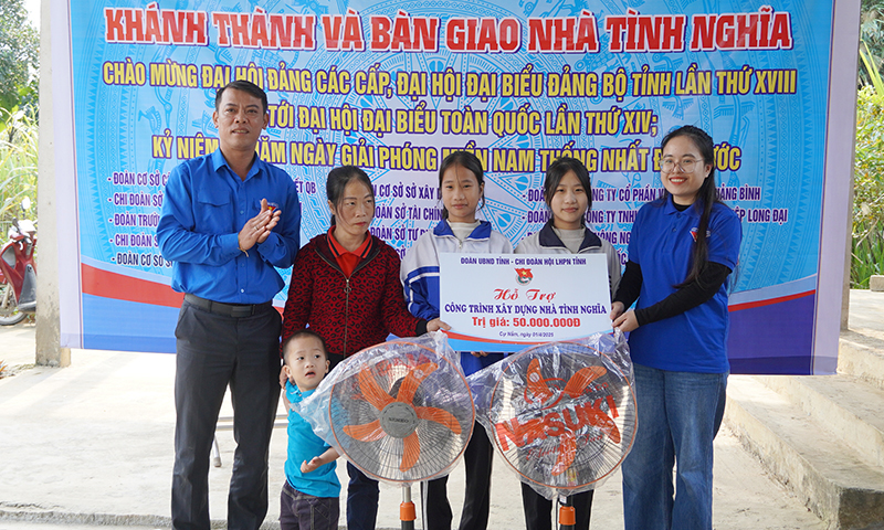 Đoàn UBND tỉnh: Khánh thành và bàn giao nhà tình nghĩa tại xã Cự Nẫm