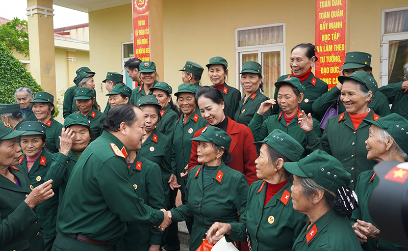 Báo Quân đội nhân dân tặng quà tri ân cựu dân quân Đại đội nữ pháo binh Ngư Thủy