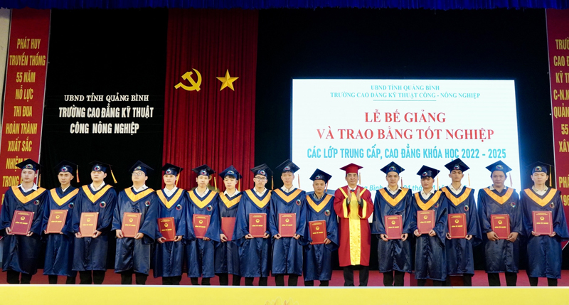 Trao bằng tốt nghiệp lớp trung cấp, cao đẳng khóa học 2022-2025