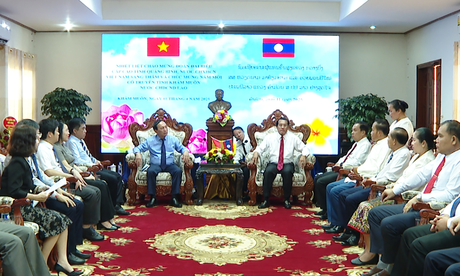 Đồng chí Phó Bí thư Thường trực Tỉnh ủy thăm, chúc Tết Bunpimay tại tỉnh Khăm Muồn