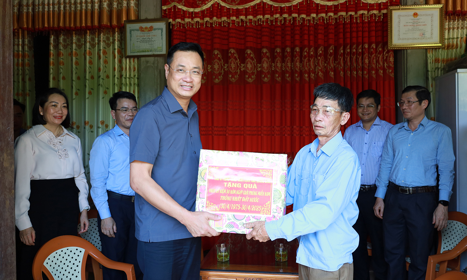 Các đồng chí lãnh đạo tỉnh thăm, tặng quà gia đình có công với cách mạng