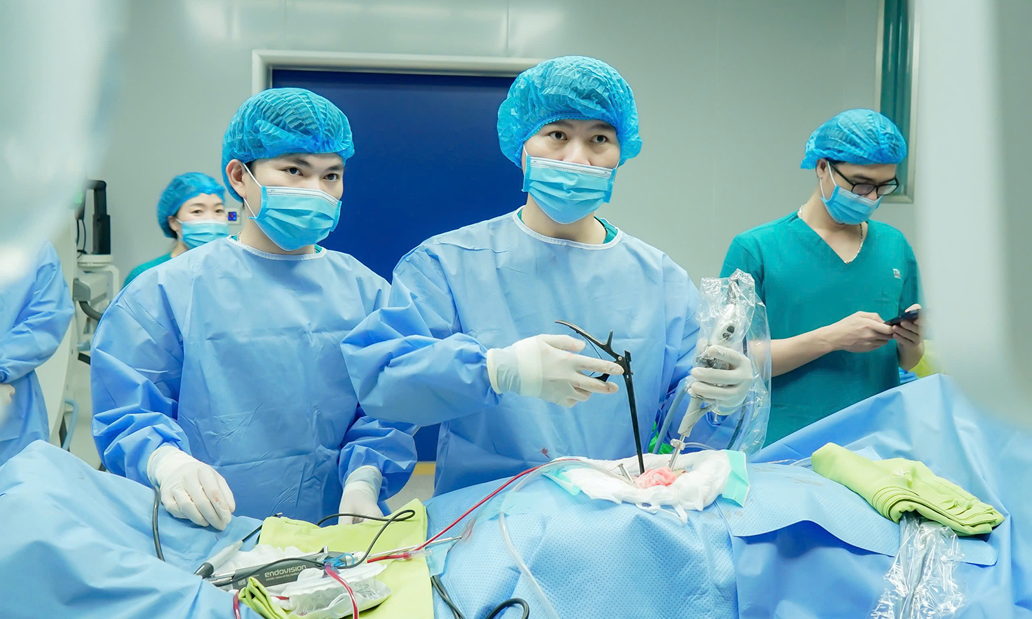 Phẫu thuật nội soi điều trị các bệnh lý cột sống phức tạp cho nhiều bệnh nhân