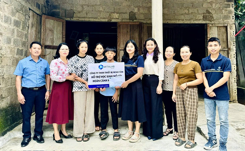 Có 30 tập thể, cá nhân nhận đỡ đầu trẻ mồ côi trong năm 2025