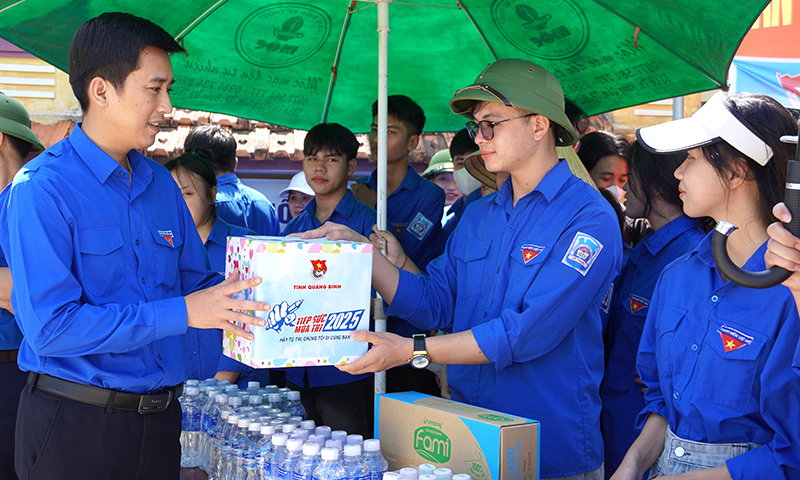 Thăm, tặng quà đoàn viên, thanh niên tham gia "Tiếp sức mùa thi"