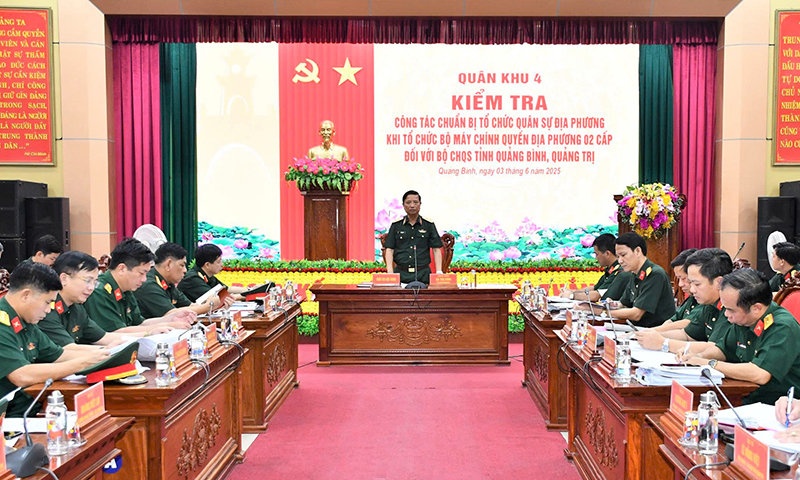 Đồng chí Tư lệnh Quân khu 4 kiểm tra kết quả chuẩn bị tổ chức cơ quan quân sự địa phương