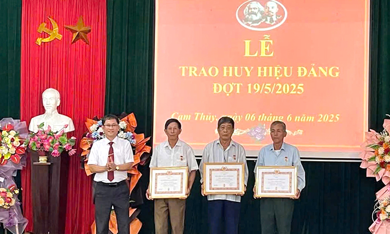 Lệ Thủy: Trao tặng Huy hiệu Đảng cho 205 đảng viên