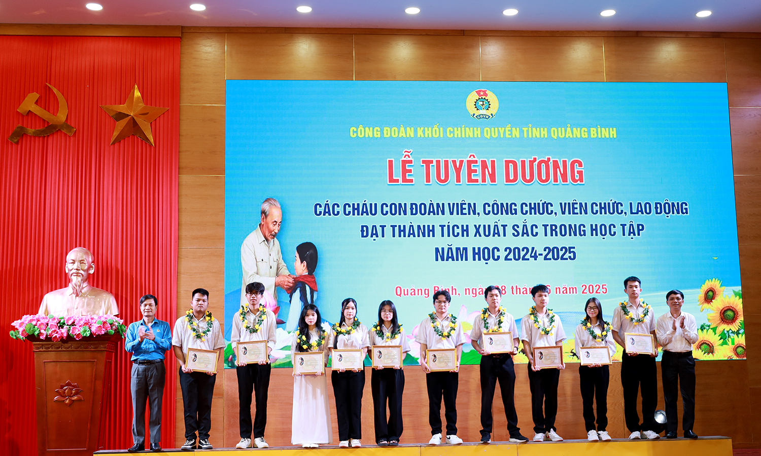 Công đoàn khối chính quyền tỉnh: Tuyên dương hơn 200 học sinh đạt thành tích xuất sắc trong học tập