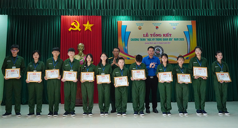 Lễ tổng kết chương trình "Học kỳ trong quân đội" năm 2025