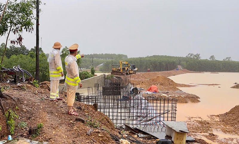 Lực lượng Cảnh sát giao thông tích cực tham gia phòng, chống bão lũ