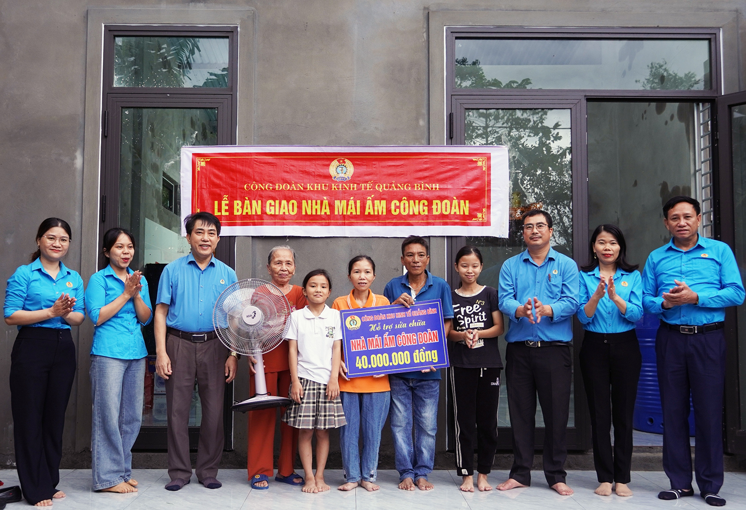 Bàn giao nhà "Mái ấm công đoàn" cho đoàn viên có hoàn cảnh khó khăn