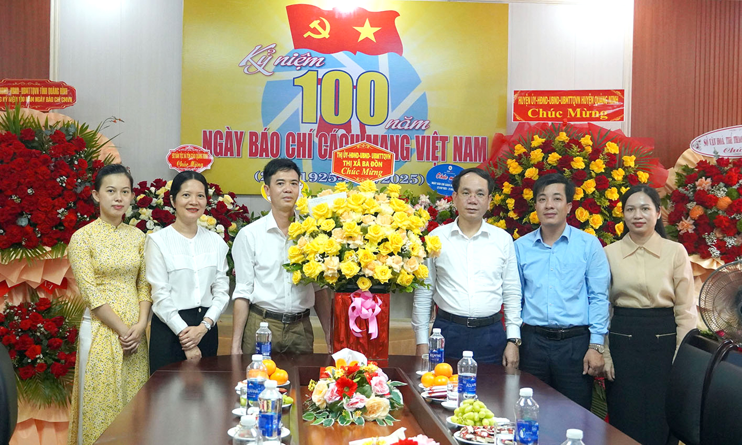 Lãnh đạo tỉnh chúc mừng Báo và Đài PT-TH Quảng Bình nhân kỷ niệm 100 năm Ngày Báo chí Cách mạng Việt Nam