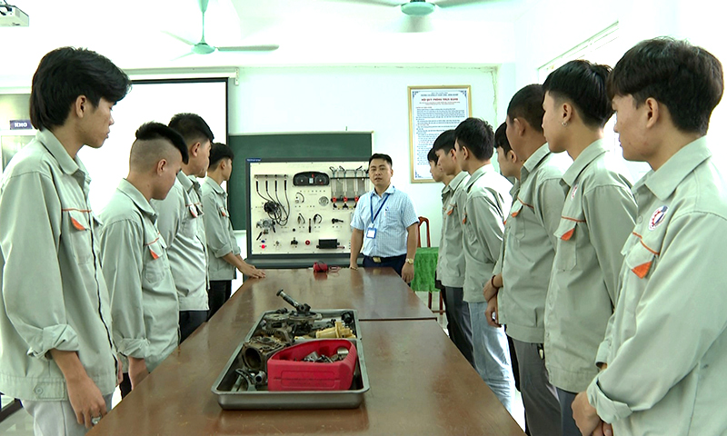 Phát triển nguồn nhân lực... "đón đầu" kỷ nguyên mới